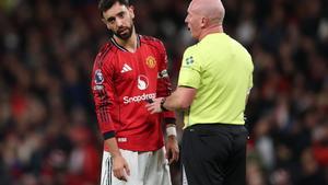 MANCHESTER (United Kingdom), 15/12/2025.- Bruno Fernandes of Manchester United (L) speaks to referee Simon Hooper (R) during the English Premier League match between Manchester United and AFC Bournemouth, in Manchester, Britain, 15 December 2025. (Reino Unido) EFE/EPA/ADAM VAUGHAN EDITORIAL USE ONLY. No use with unauthorized audio, video, data, fixture lists, club/league logos, live services or NFTs. Online in-match use limited to 120 images, no video emulation. No use in betting, games or single club/league/player publications