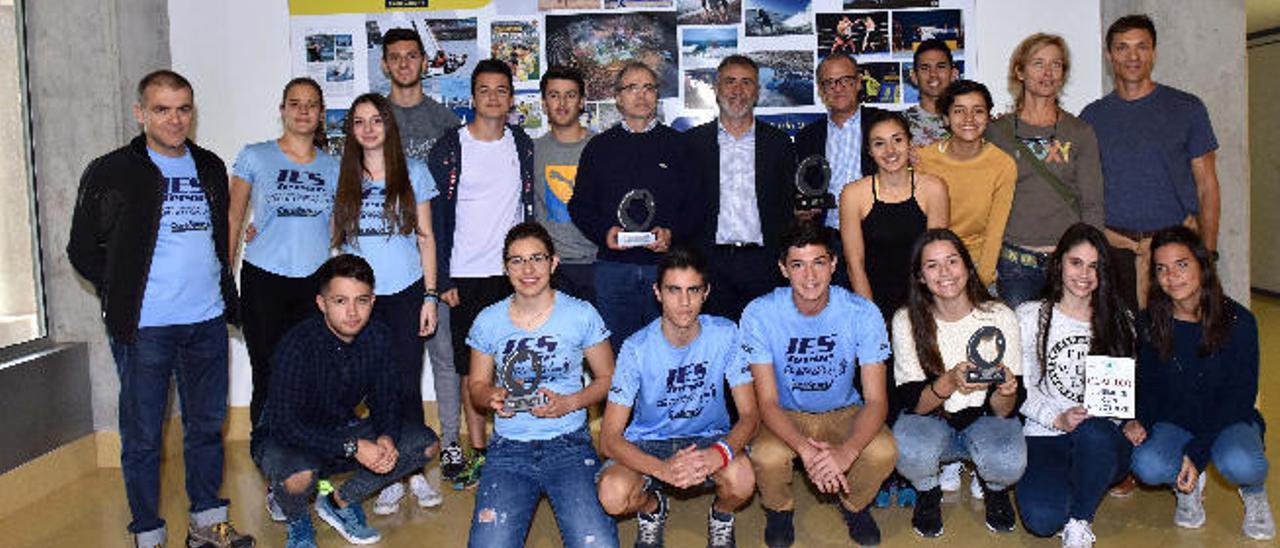 Los premiados junto al consejero de Deportes, Ángel Víctor Torres, tras recibir sus respectivos trofeos.