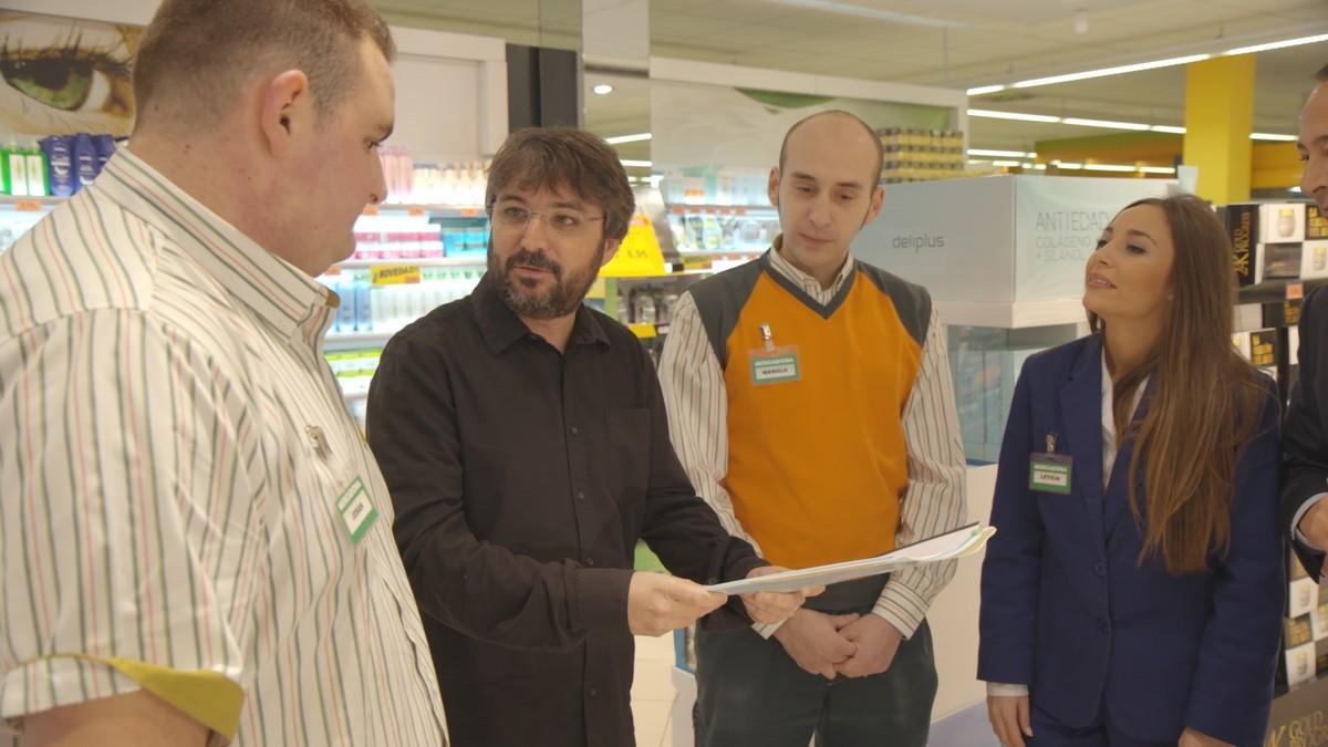 Jordi Évole, con algunos trabajadores de Mercadona, en 'Salvados'