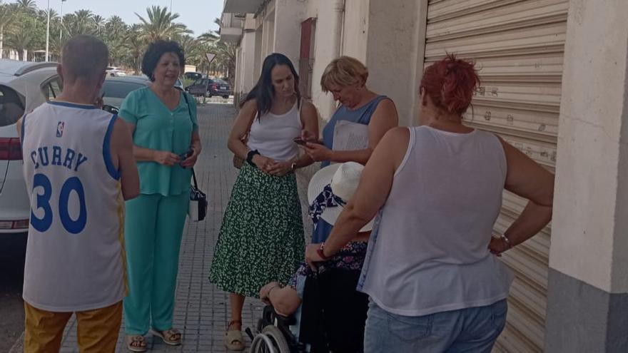 Las ediles Llanos Trigueros y Manuela Mora junto a vecinos de San Antón