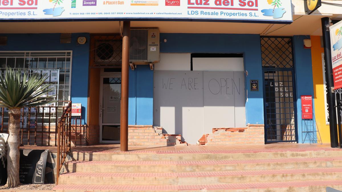 ‘We are open’, se leía, escrito a rotulador, en el boquete que quedó tras robar el cajero.