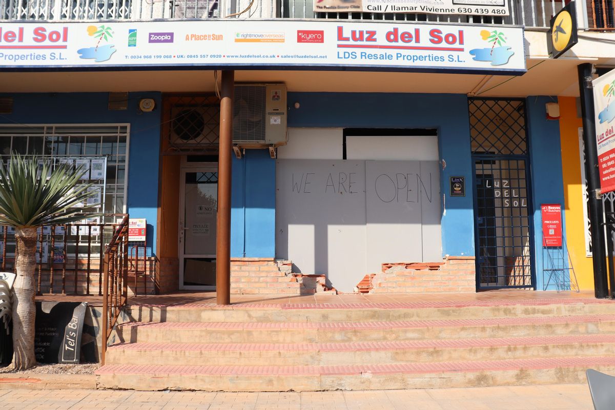 ‘We are open’, se leía, escrito a rotulador, en el boquete que quedó tras robar el cajero.