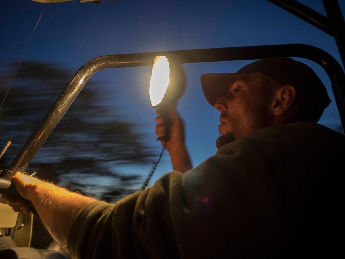 Conductor del safari nocturno por el Parque Kruger