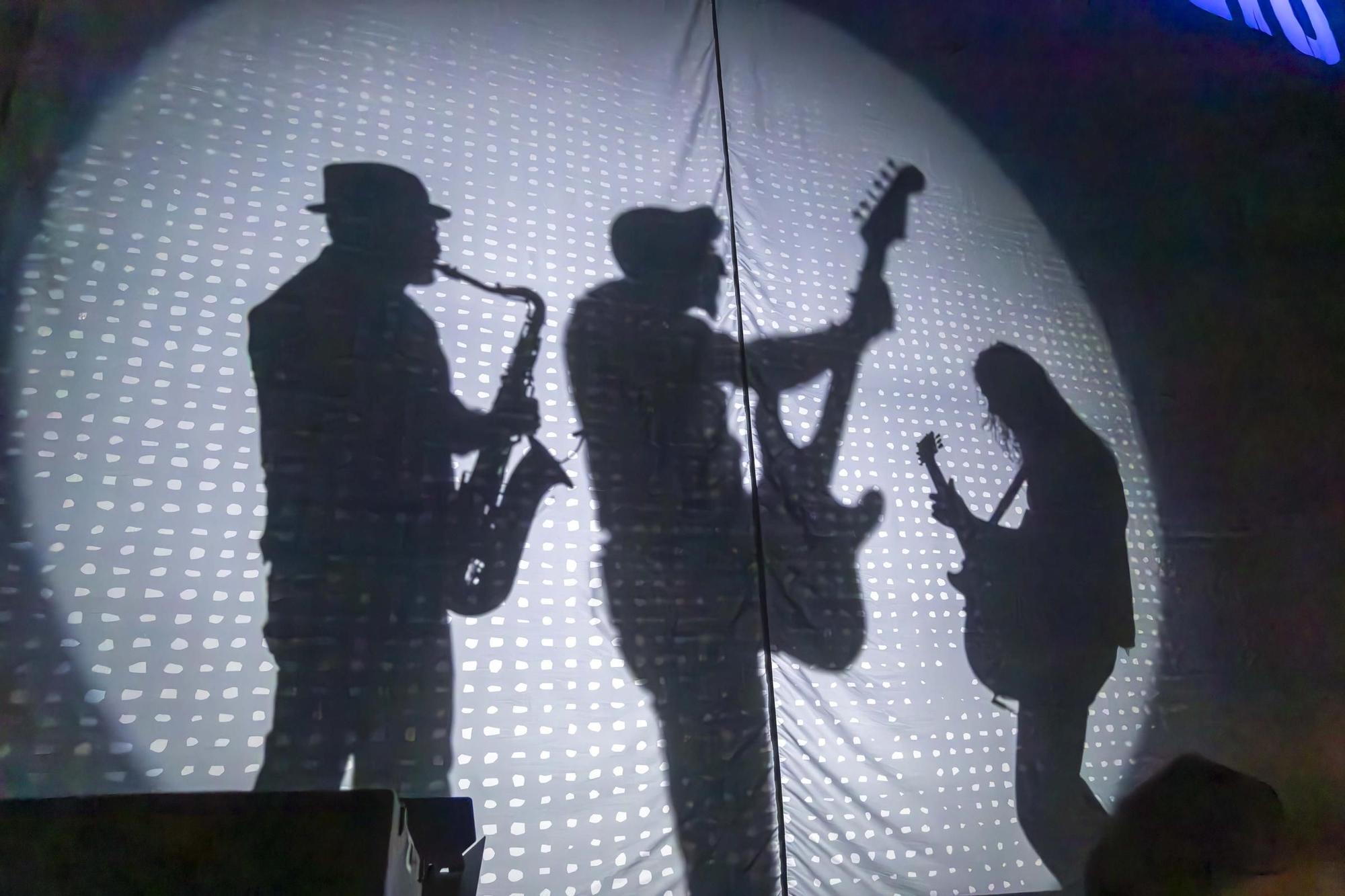 El Multiusos Fontes do Sar a los pies de Fito y sus fitipaldis