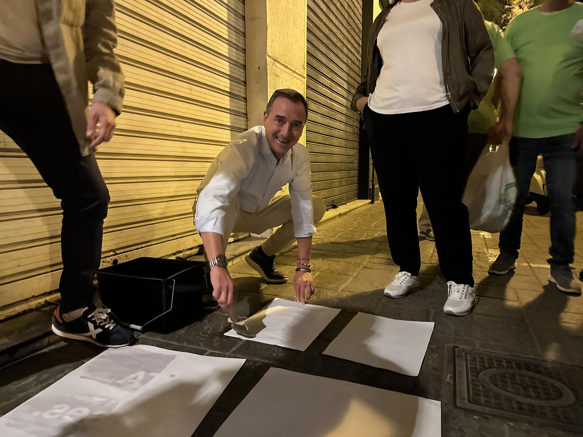 Noche de cuelga de carteles electorales en Camp de Túria