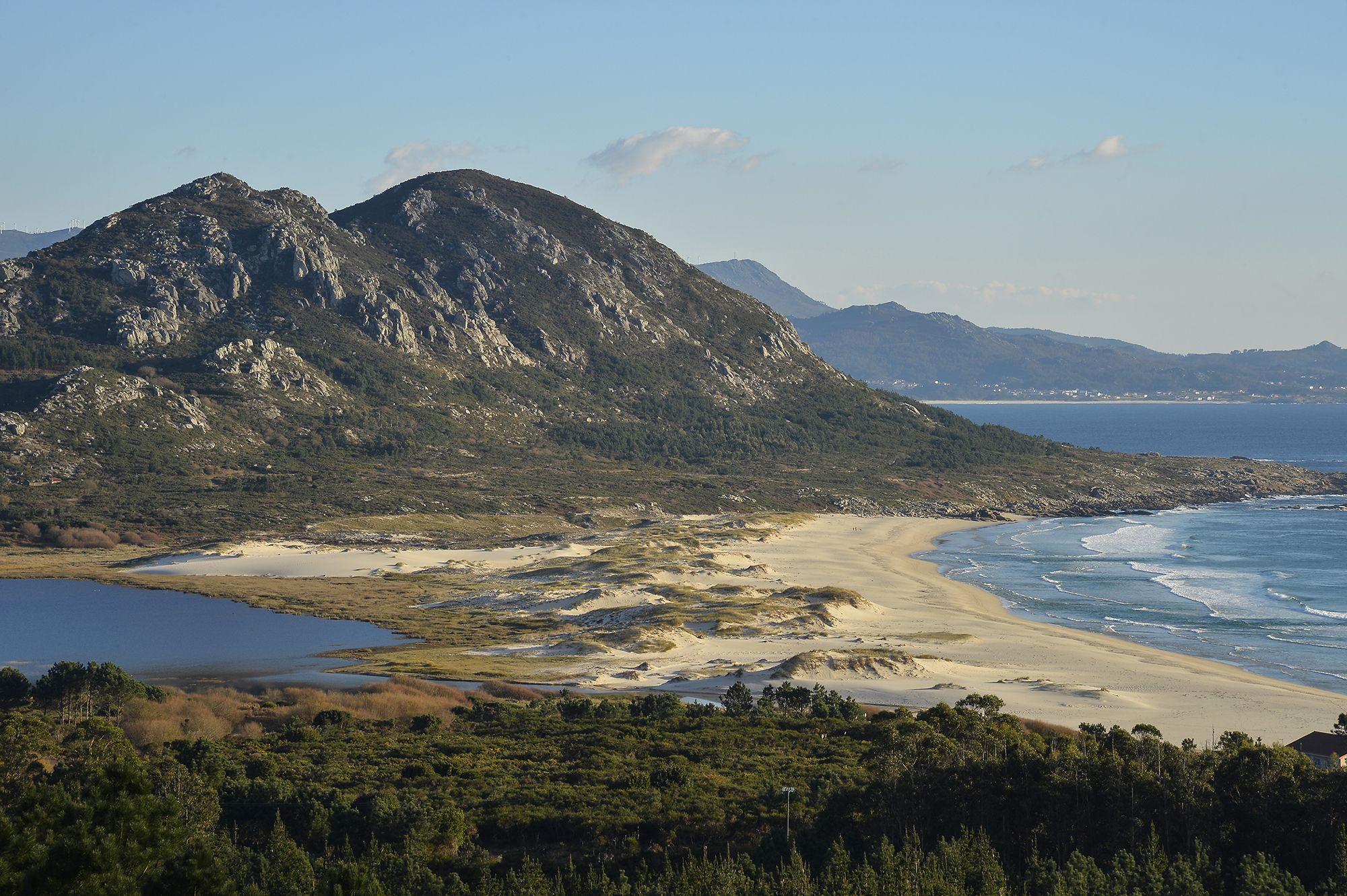 Monte Louro. Playa de  Area Maior y Laguna de Xarfas