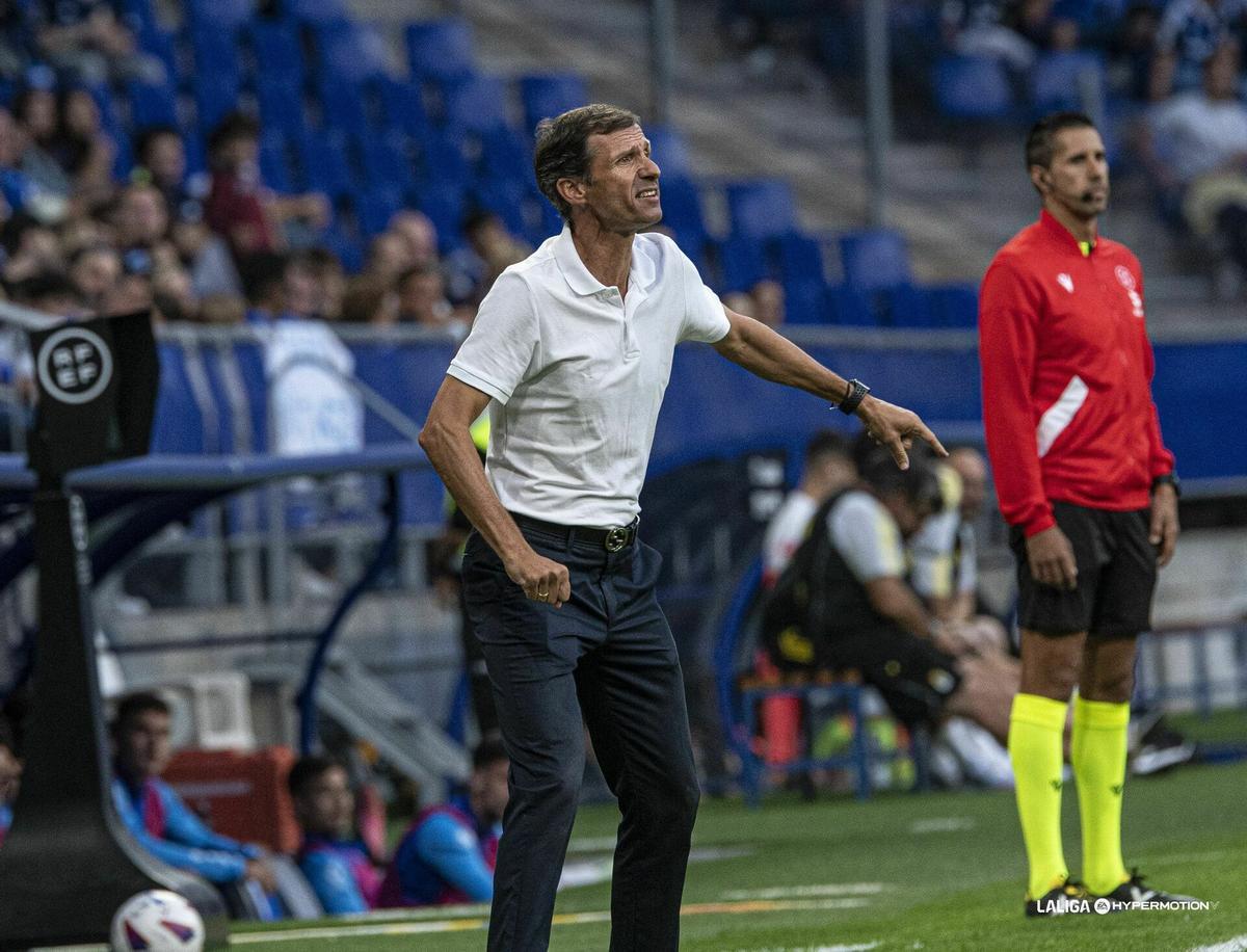'Cuco' Ziganda, durante un encuentro en su etapa al frente del Huesca.