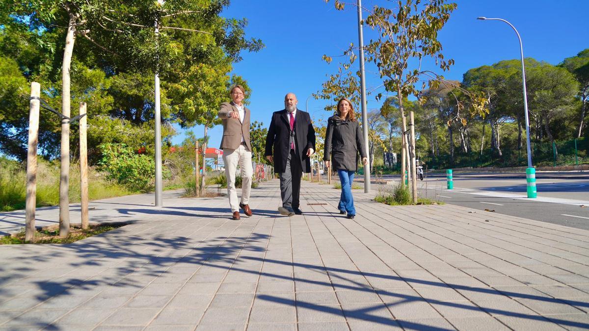 Jaime Martínez entre el director general de Infraestructuras, Juan José Lemm, y la regidora del área, Belén Soto.