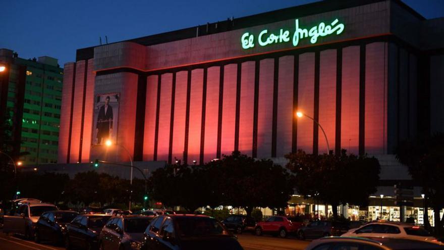 El Corte Inglés de Ramón y Cajal se ilumina de rosa por el Día mundial contra el cáncer de mama
