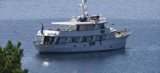 El «Jura II» llegó ayer a la ría de Aldán