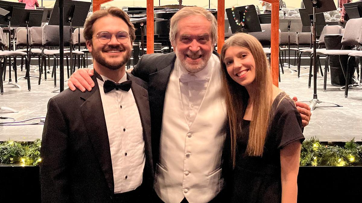 Junto a su director de tesis, Eduardo García Novelli, y un compañero de clase.