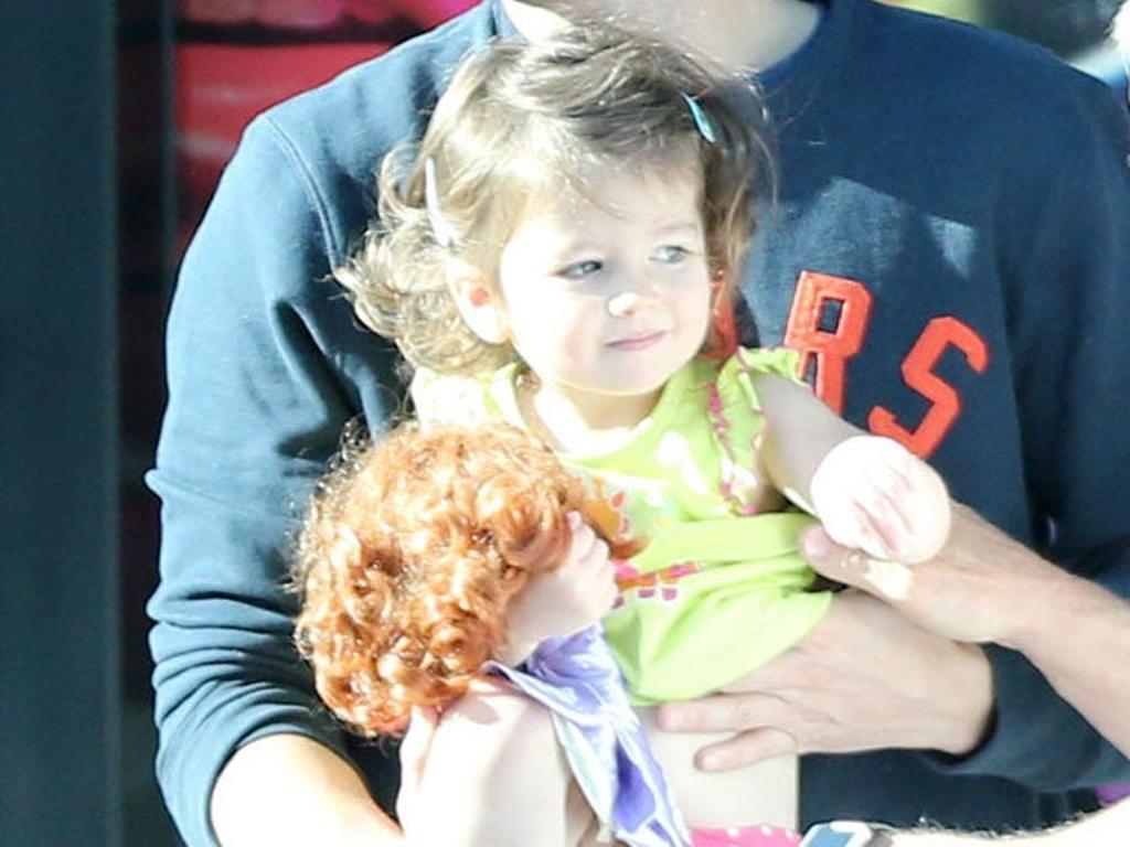 La hija de AShton Kutcher dice palabrotas a los dos años