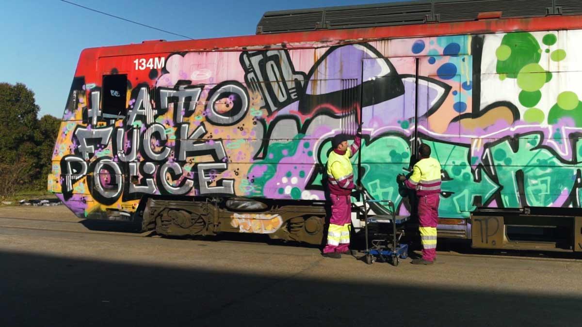 Una puerta de un tren con grafiti, obra expuesta en la feria Arco.