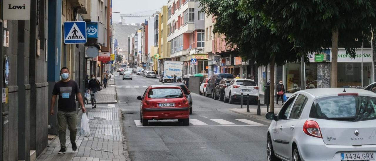 Un hombre camina por la acera de la calle Fernando Guanarteme entre las calles Viriato y Pelayo.