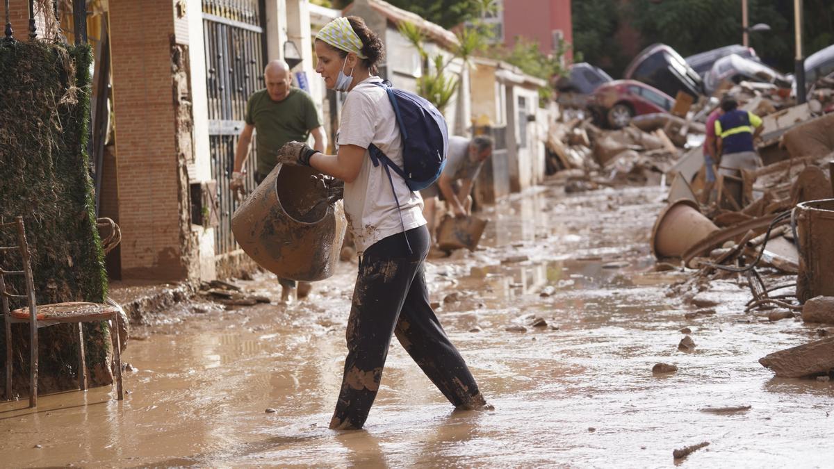 Un voluntario en Massanassa, Valencia.