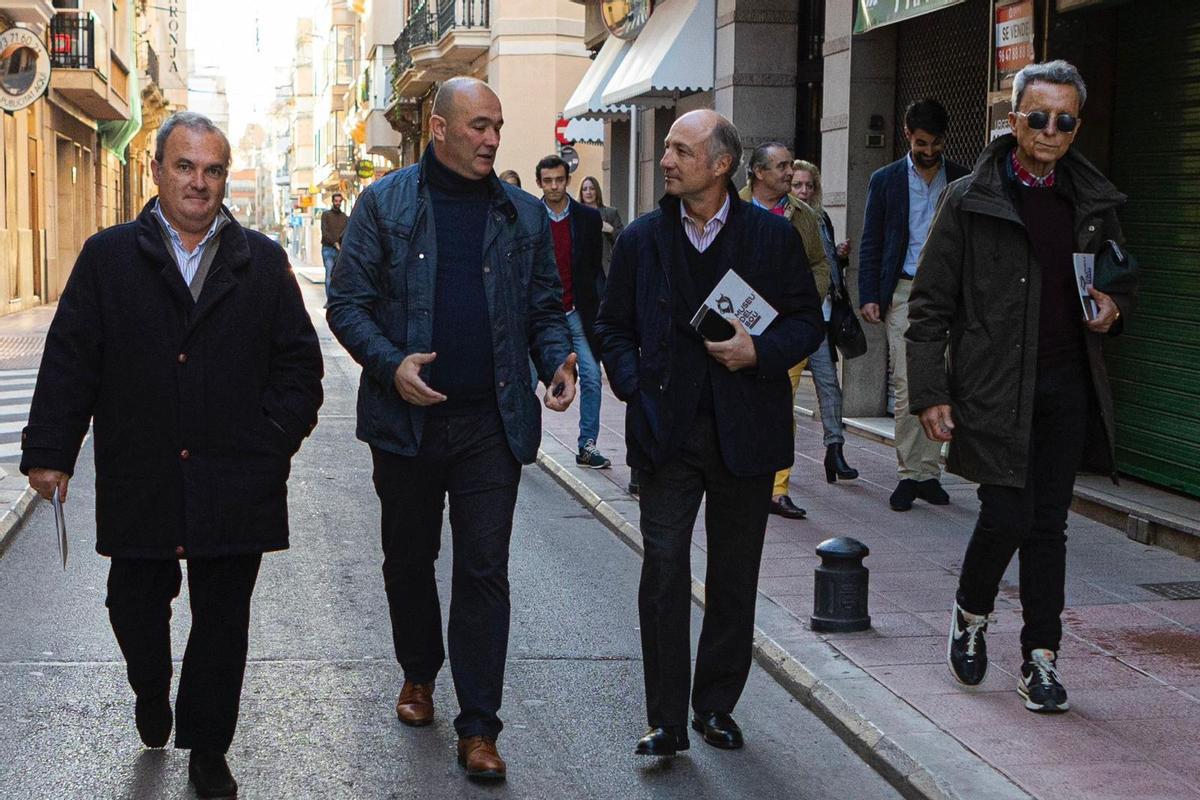 Toreros y ganaderos, acompañados por el anfitrión, Rafael Arribas, por las calles de Burriana.