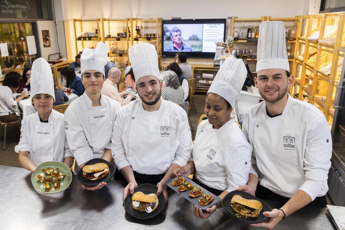 Els alumnes Selena Gómez, Jaime Pellicer, Sergio López, Samira Raysse i Ángel Morán, amb les seues creacions.