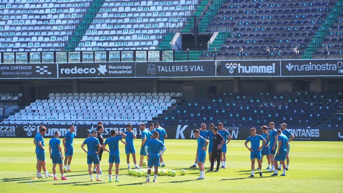 Los jugadores del Castellón, en un entrenamiento con Sergi Escobar.