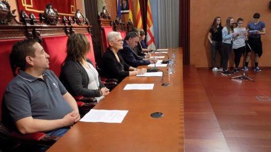 La presidència de l&#039;acte amb estudiants de batxillerat llegint el seu manifest