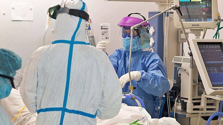 Sanitaris atenen un pacient d’una planta covid  | ARXIU/JCCM