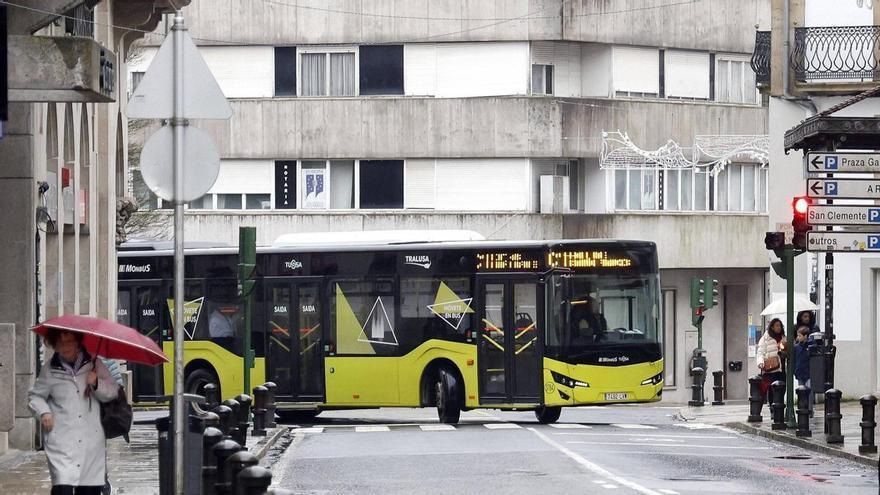 Una mujer herida y trasladada al hospital tras caer dentro de un autobús por una maniobra brusca en Santiago