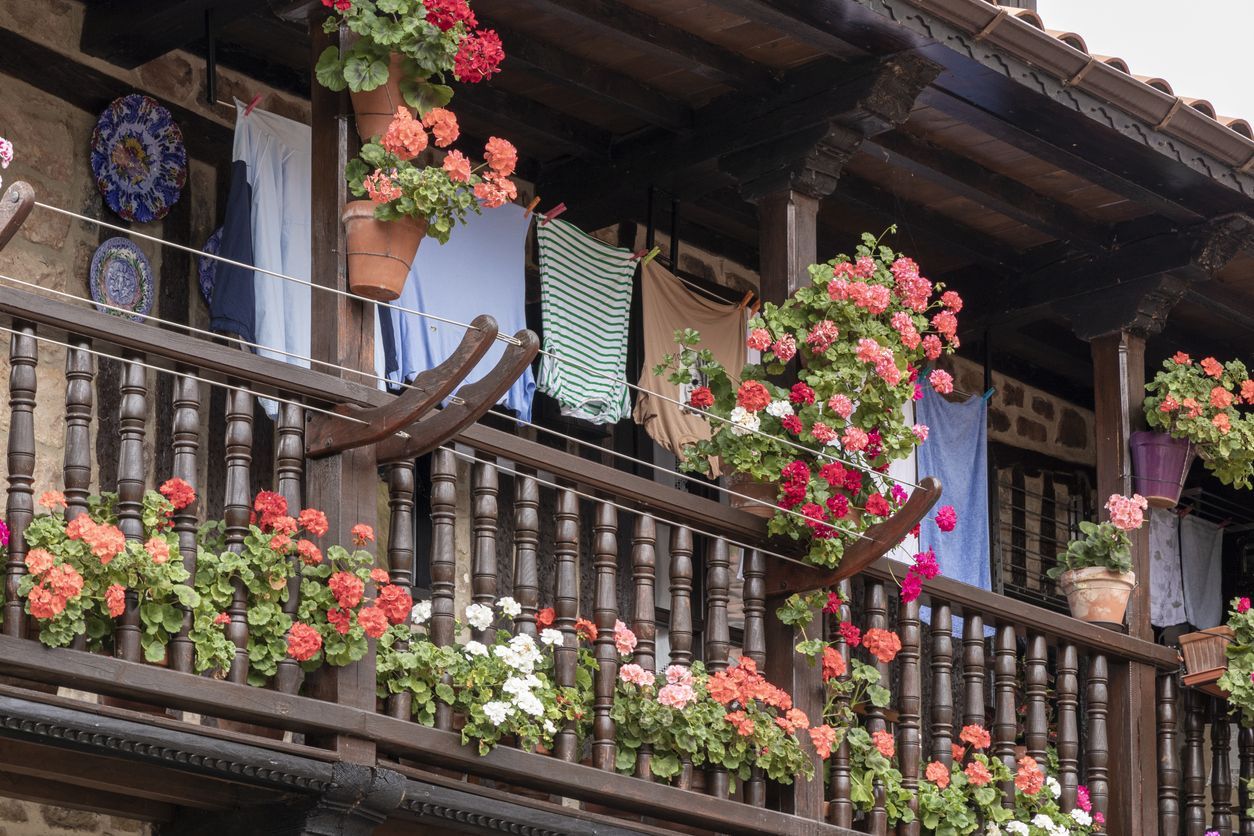 Se pueden apreciar los balcones tradicionales.