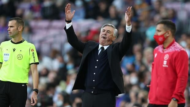 Ancelotti se lamenta en un partido del Madrid.