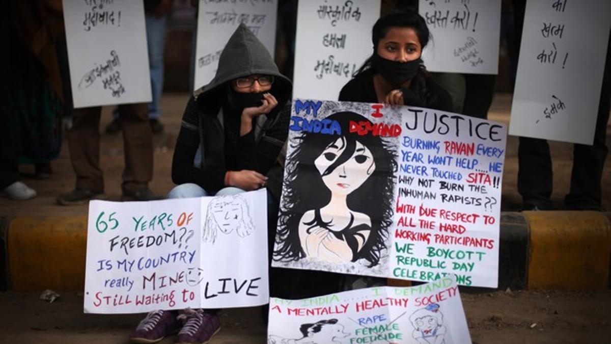 Protesta con pancartas por la muerte de una joven violada en Nueva Delhi