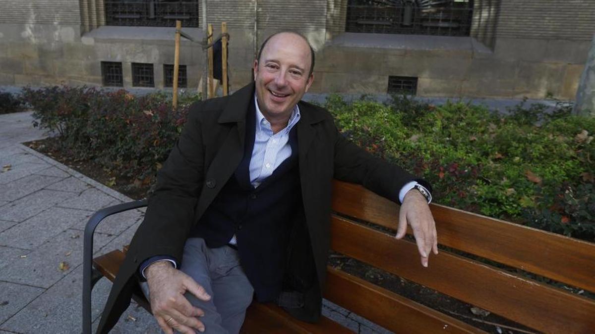 Juan Manuel Cendoya, el pasado viernes en la zaragozana plaza de San Engracia, un día después de recibir el reconocimiento de la Fundación Basilio Paraíso.