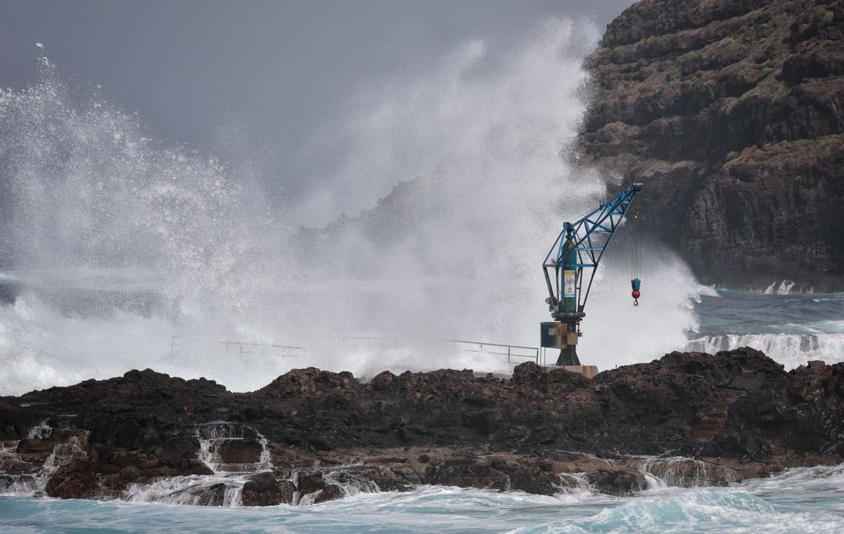 Jornada de fuerte oleaje en Tenerife, archivo.