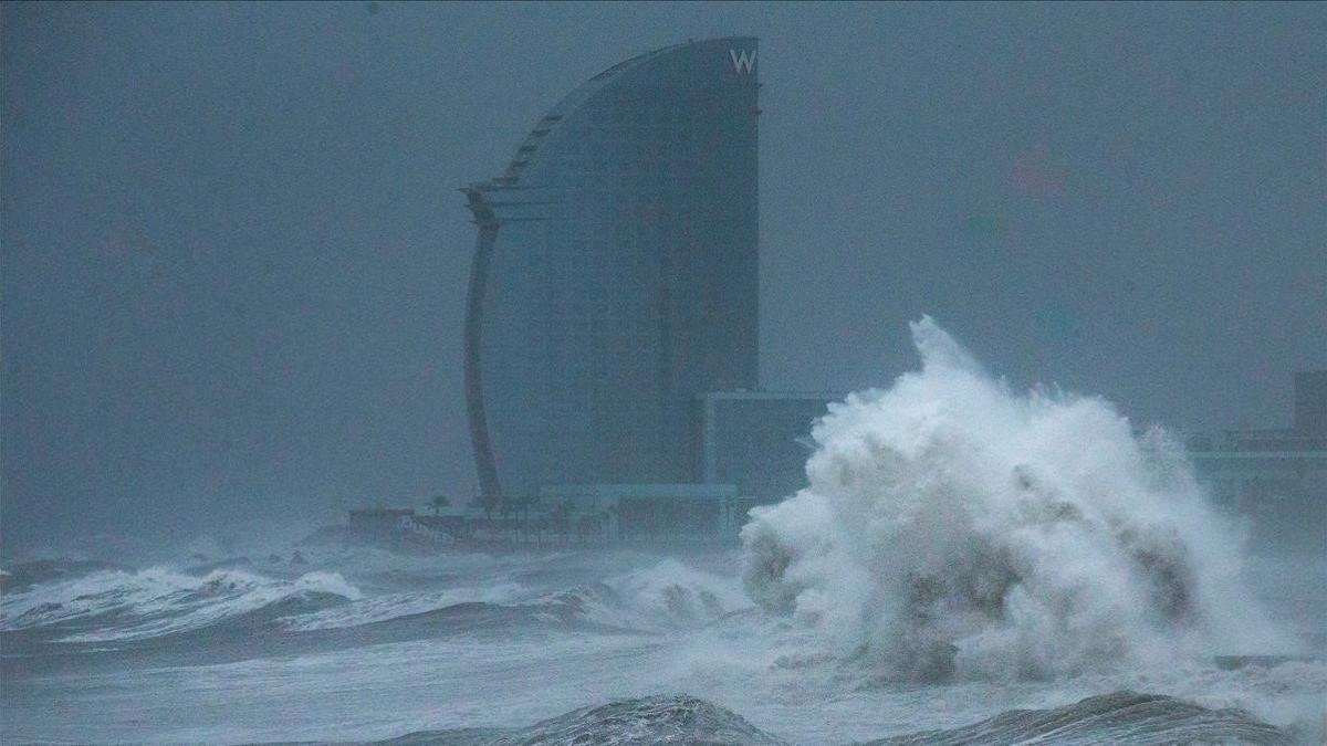 Grandes olas en la playa de la Barceloneta, el 21 de enero del 2020