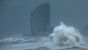 zentauroepp51855951 grafcat014  barcelona  21 01 2020   grandes olas en la playa200316202209