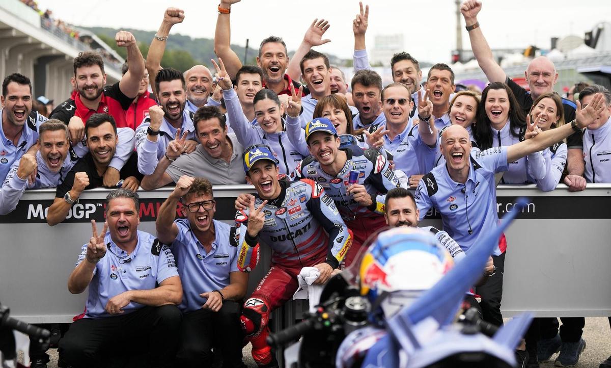 Marc y Àlex Márquez celebran, en el 'corralito' de Sachsenring, su doblete.