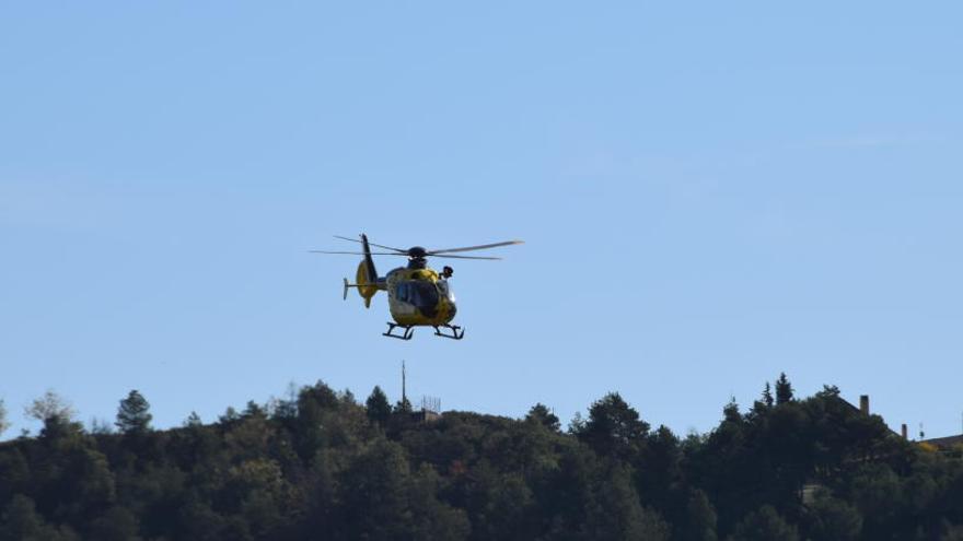 L&#039;helicopter sortint de l&#039;heliport de la caserna de Berga per fer el rescat a Queralt, avui al migdia