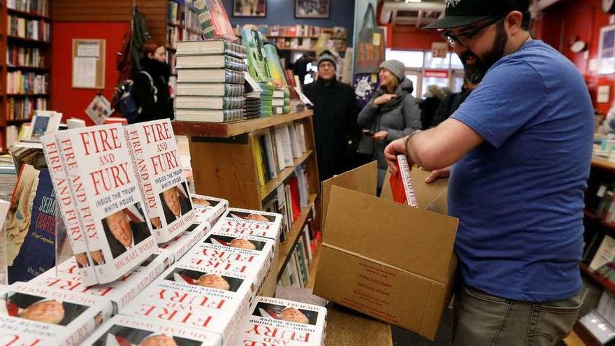 Un empleado de una librería neoyorquina repone ejemplares de &quot;Fuego y furia&quot;. // Reuters