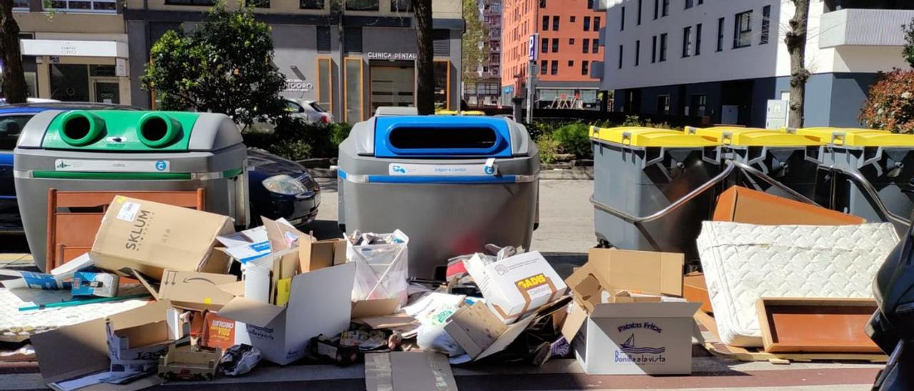 Basura aún acumulada en la calle Ramón y Cajal, este martes. |  // L. O.