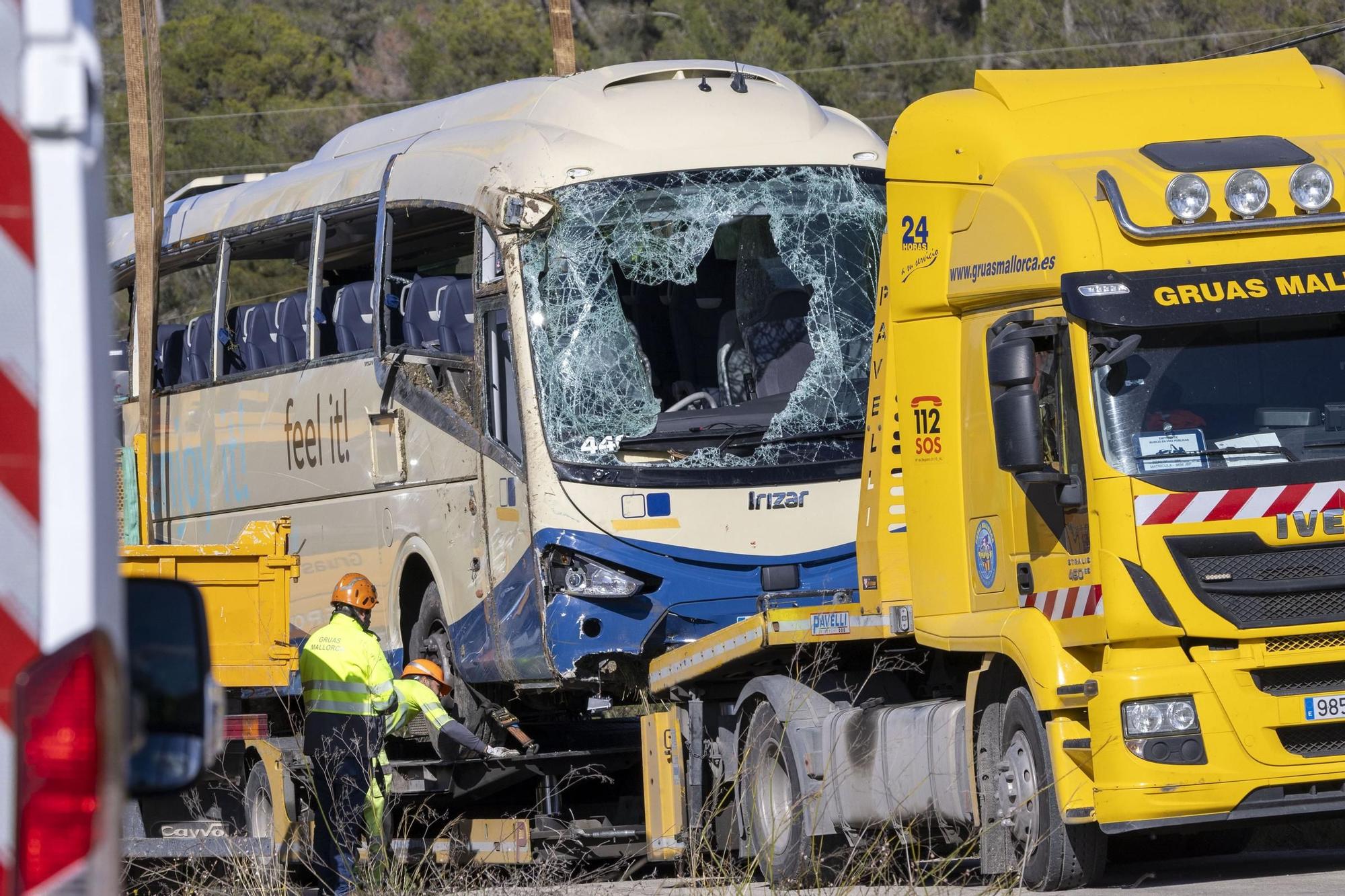 FOTOS | Un autobús del Imserso cae por un terraplén entre Sant Llorenç y Son Servera