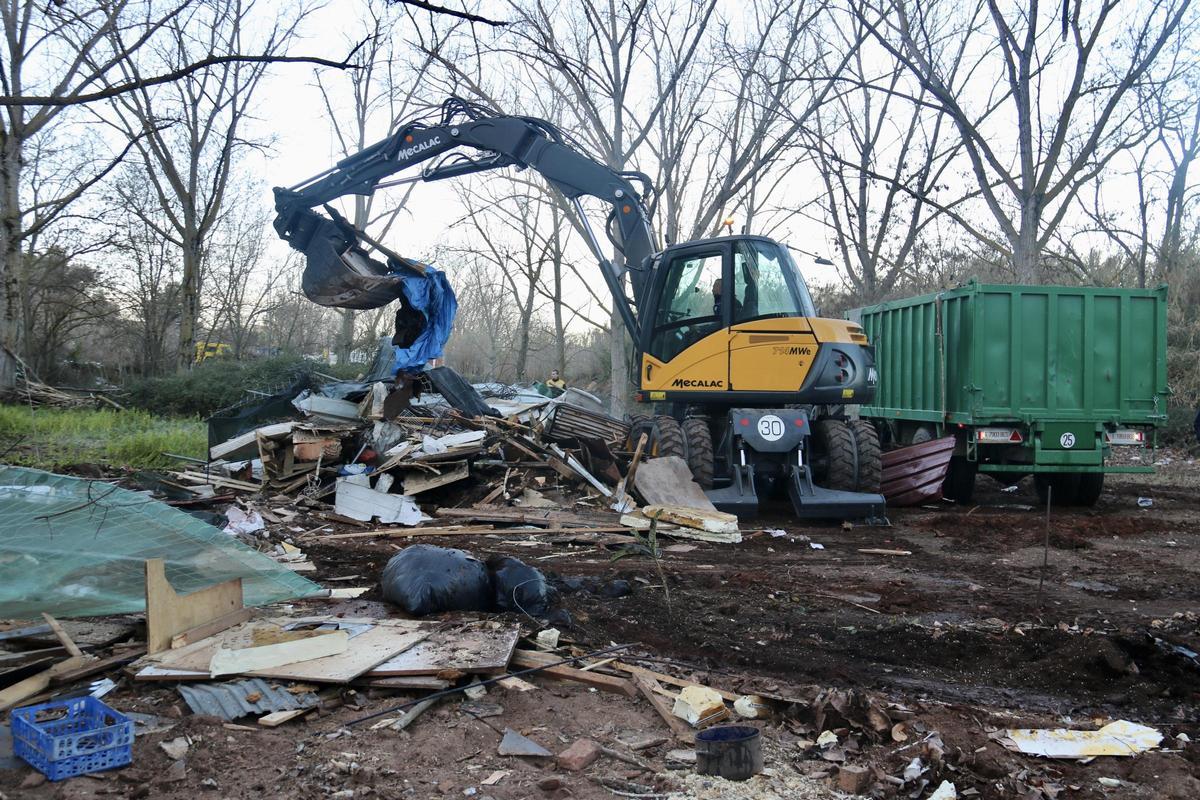 Dispositivo para eliminar un conjunto de barracas junto al Besòs en Montcada i Reixac