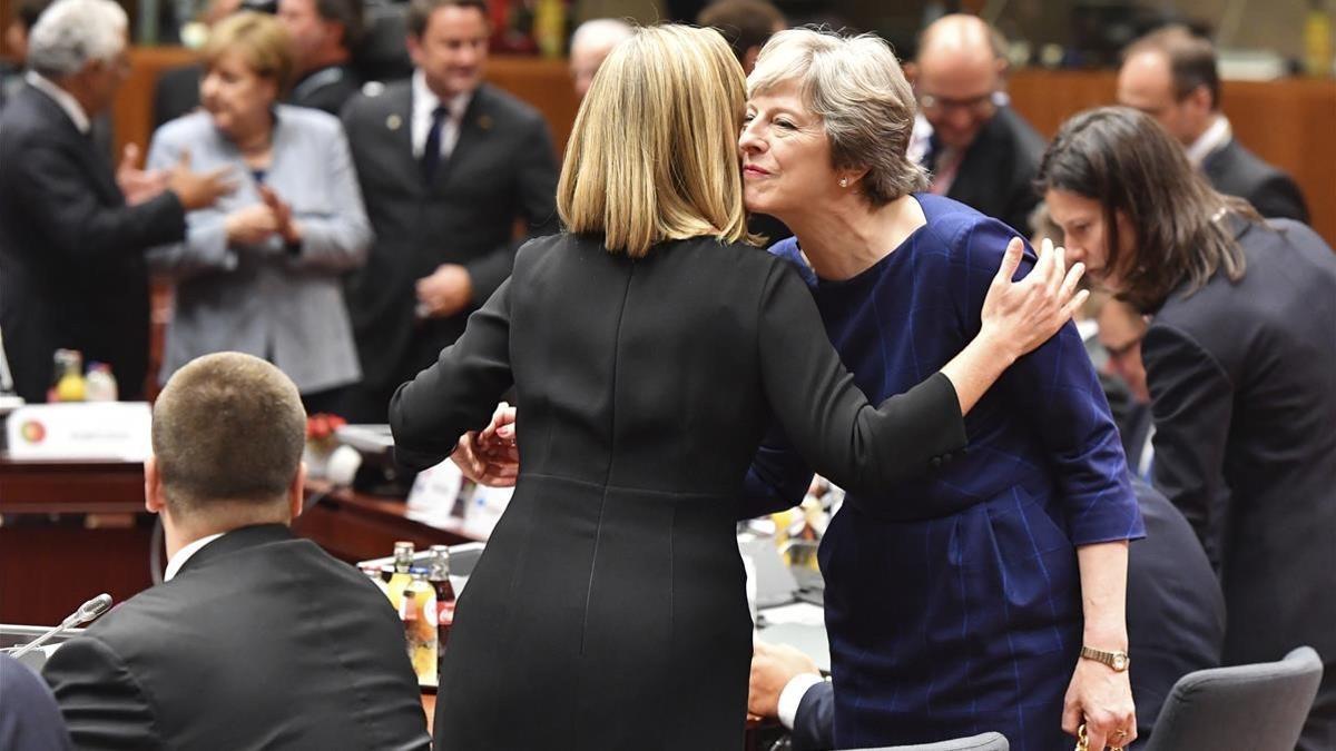 Theresa May y la responsable de política exterior de la UE, Federica Mogherini, se saludan en la cumbre de Bruselas