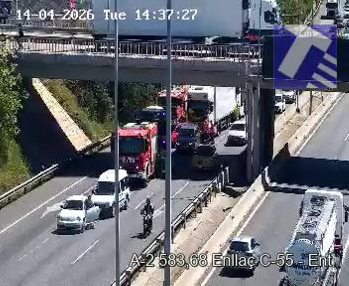 Imatge de la càmera de trànsit on es veuen els vehicles accidentats