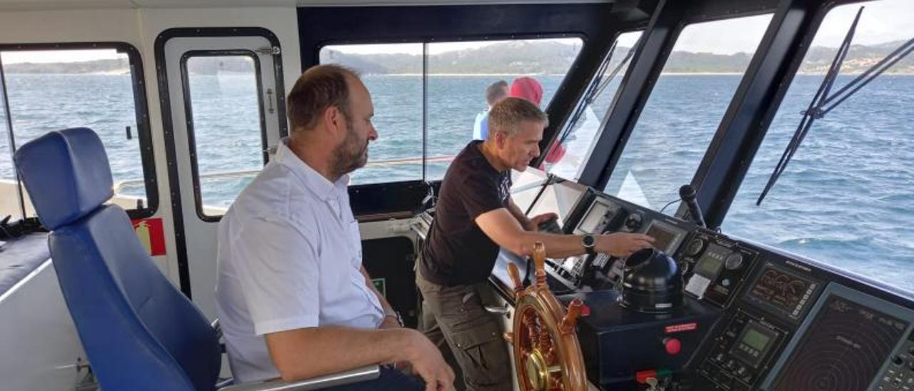 El patrón del “Pirata de Cíes” en el puente con uno de los investigadores en el trayecto a Cíes. |   // UCLM