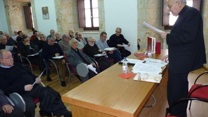 Asistentes a la jornada de formación del clero y, en primer término, Julián López,