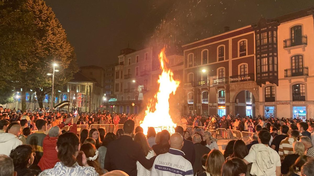 La hoguera de San Juan de Avilés el año pasado.