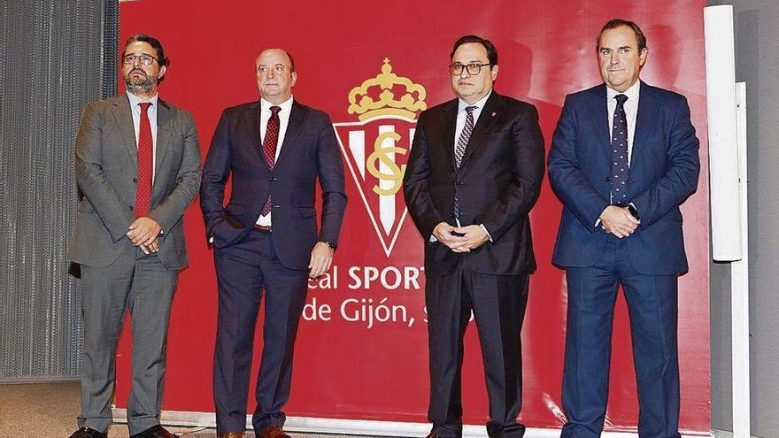 Por la izquierda, Fernando Losada, Javier Martínez, Javier Fernández y Ramón de Santiago, antes del inicio de la junta general de accionistas del Sporting.