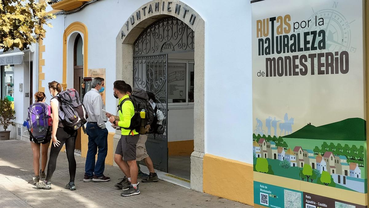 Turistas a las puertas del ayuntamiento de Monesterio