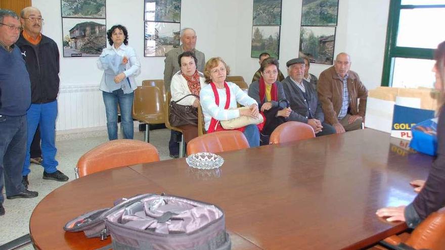 Un grupo de vecinos de Manzanal de Arriba en una reunión sobre tramitación relativa al catastro.
