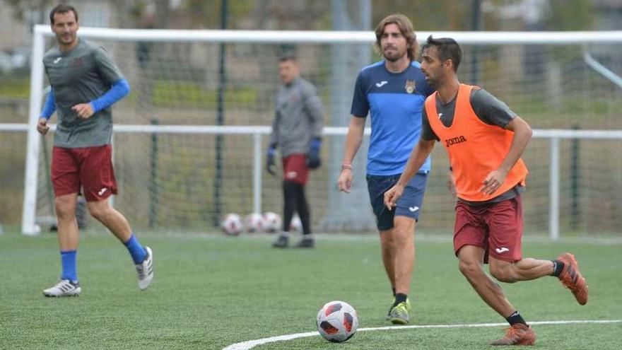 Romay conduce el balón durante un entrenamiento del Pontevedra. // Gustavo Santos