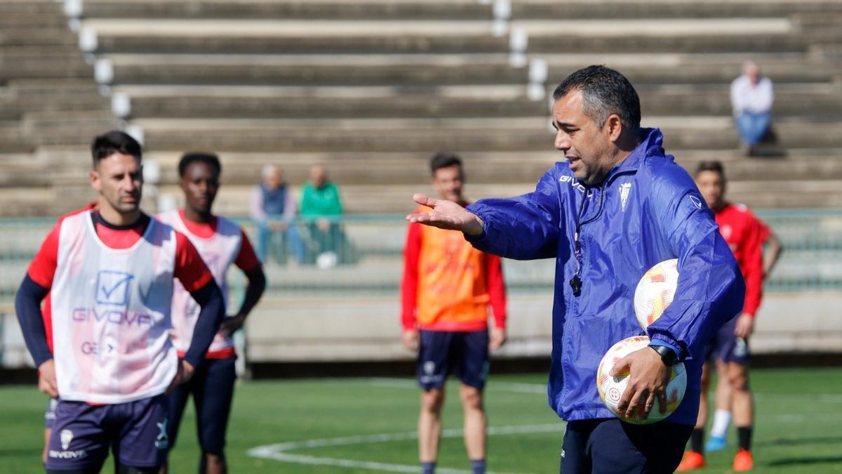 Germán Crespo da indicaciones a sus jugadores durante una sesión de trabajo de esta semana.