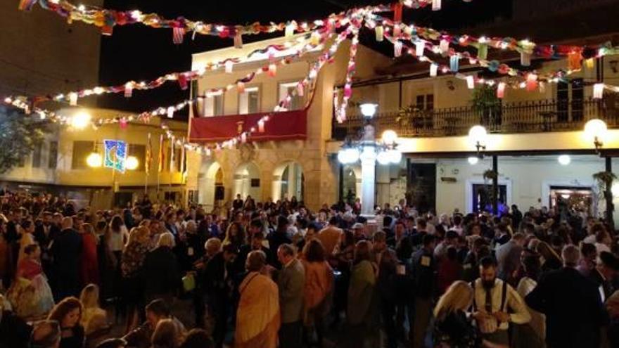 Los vecinos de San Vicente despidieron anoche las Fiestas en la plaza de España con el tradicional Baile del Farol.