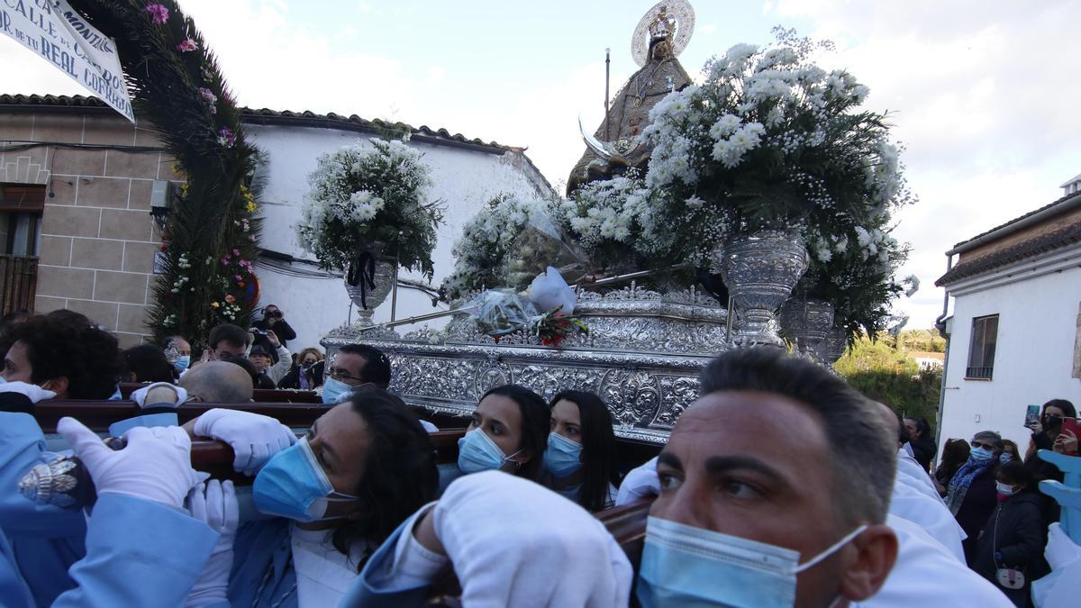 La Virgen de la Montaña, el año pasado a su paso por Caleros el año pasado.